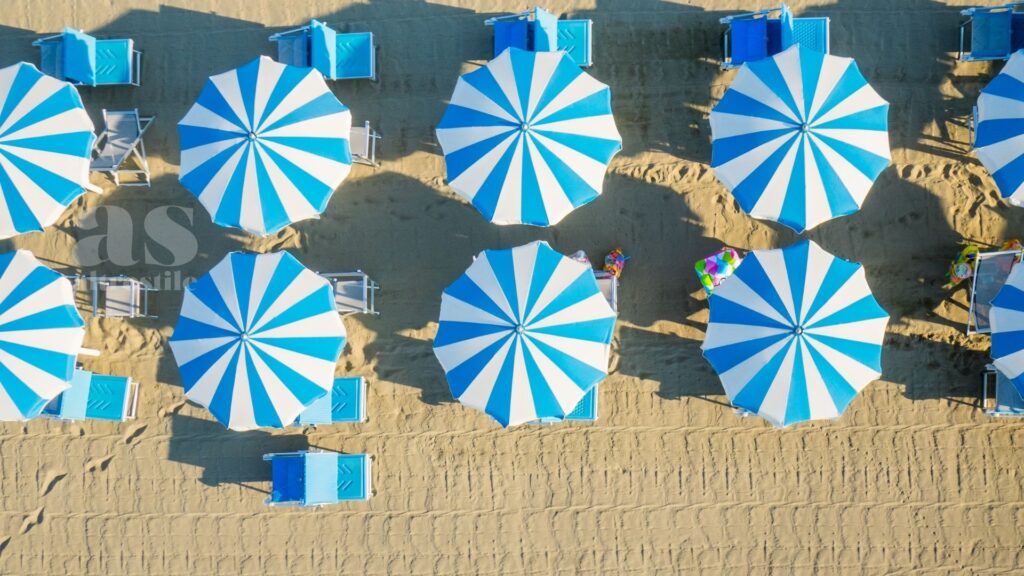 AltroStile • Bon Ton da spiaggia: galateo sotto l'ombrellone