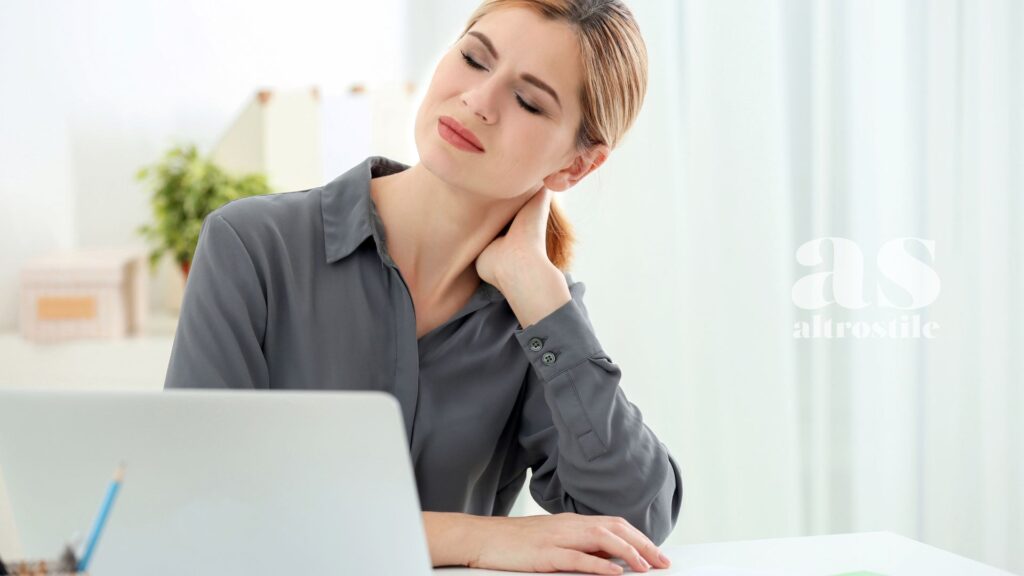 AltroStile • Dolore al collo (Cervicalgia): 6 strategie quotidiane per non vivere bloccati AltroStile • Dolore al collo (Cervicalgia): 6 strategie quotidiane per non vivere bloccati