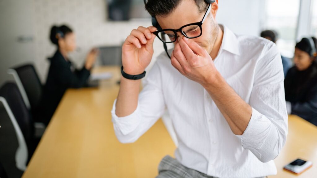 AltroStile • Dolore al collo (Cervicalgia): 6 strategie quotidiane per non vivere bloccati AltroStile • Dolore al collo (Cervicalgia): 6 strategie quotidiane per non vivere bloccati