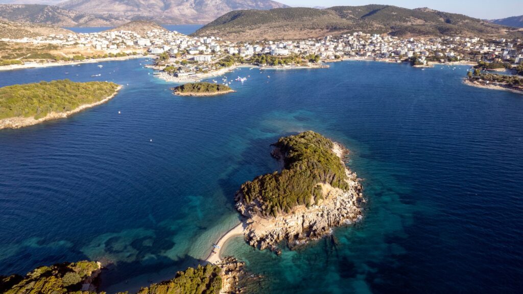 AS • Riviera Albanese 2026: da segreto low-cost a destinazione d'élite del Mediterraneo AS • Riviera Albanese 2026: da segreto low-cost a destinazione d'élite del Mediterraneo