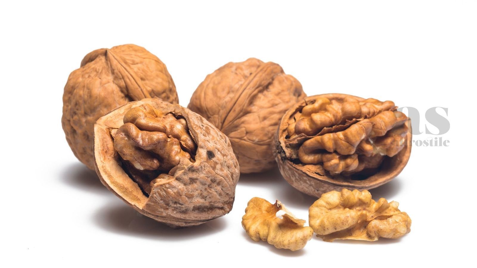 AS • Noci: un elisir per cuore e salute cardiovascolare AS • Noci: un elisir per cuore e salute cardiovascolare